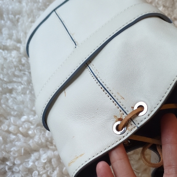 Tod's Shoulder Bag - Picture 11 of 16